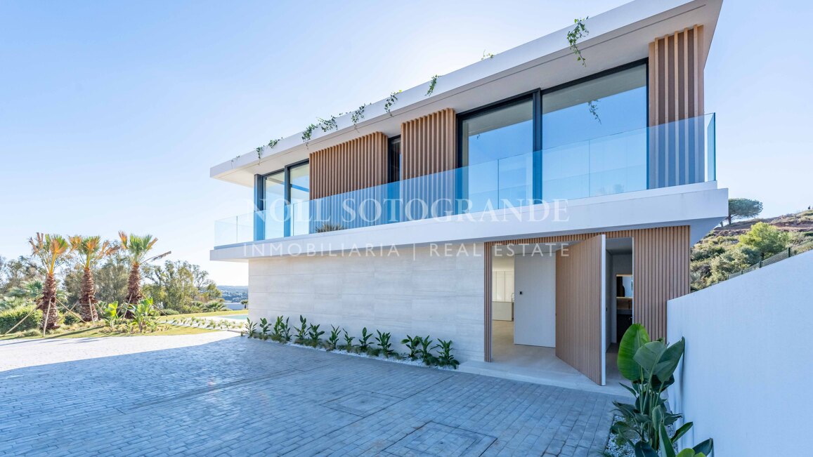 Villa de nueva construcción con 5 dormitorios y vistas panorámicas en La Reserva, Sotogrande