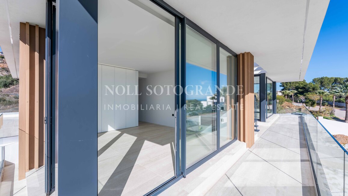 Villa de nueva construcción con 5 dormitorios y vistas panorámicas en La Reserva, Sotogrande