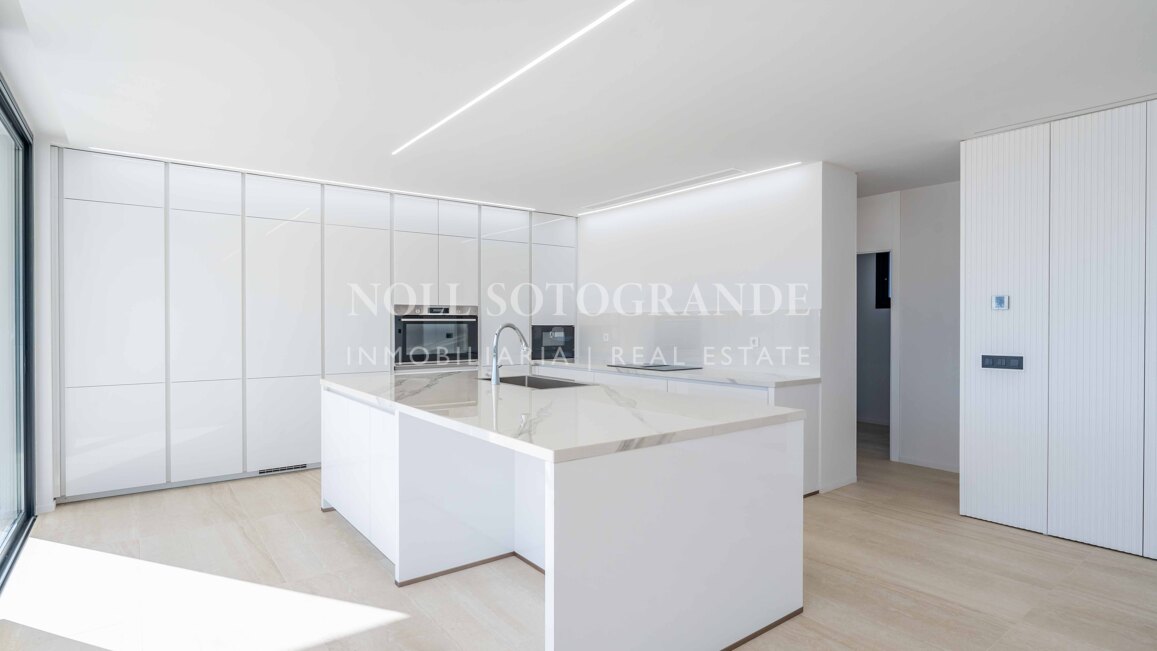Villa de nueva construcción con 5 dormitorios y vistas panorámicas en La Reserva, Sotogrande