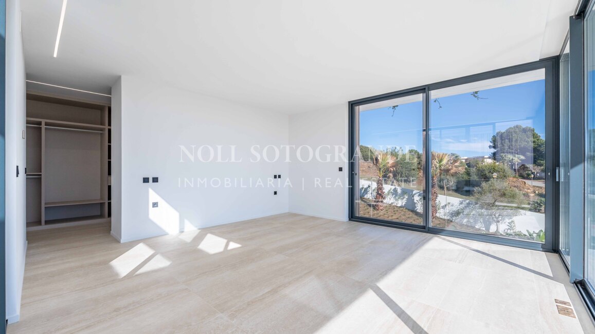 Villa de nueva construcción con 5 dormitorios y vistas panorámicas en La Reserva, Sotogrande