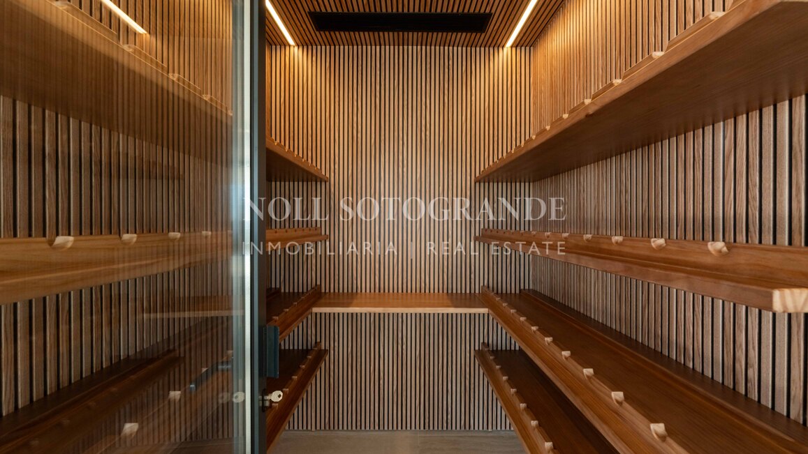 Villa de nueva construcción con 5 dormitorios y vistas panorámicas en La Reserva, Sotogrande