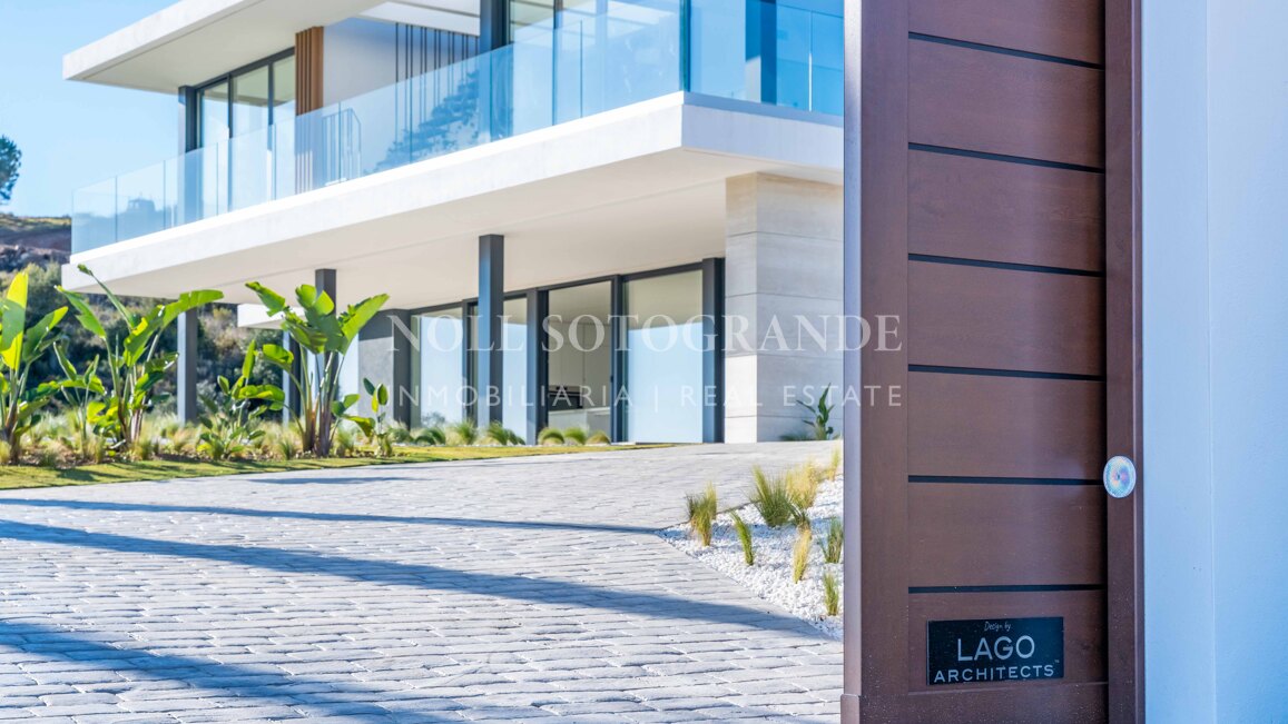 Villa de nueva construcción con 5 dormitorios y vistas panorámicas en La Reserva, Sotogrande