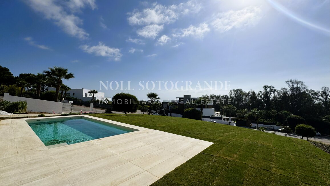 Villa de nueva construcción con 5 dormitorios y vistas panorámicas en La Reserva, Sotogrande