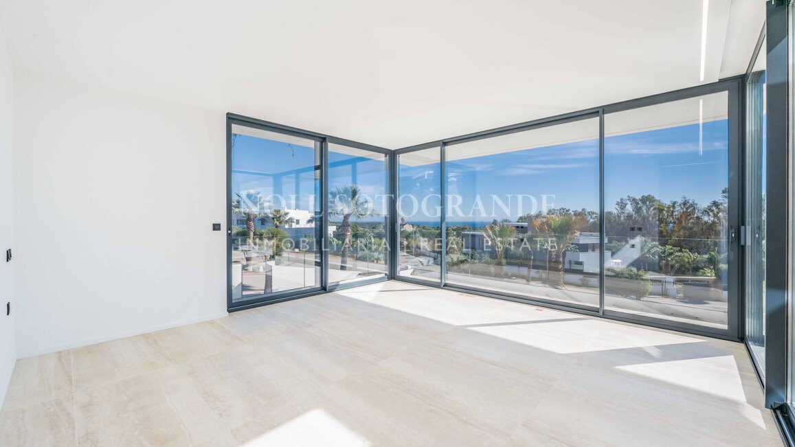 Villa de nueva construcción con 5 dormitorios y vistas panorámicas en La Reserva, Sotogrande
