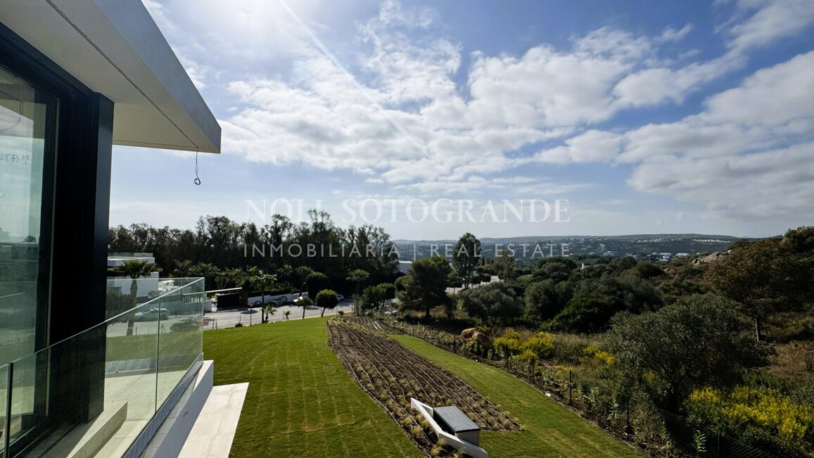 Villa de nueva construcción con 5 dormitorios y vistas panorámicas en La Reserva, Sotogrande