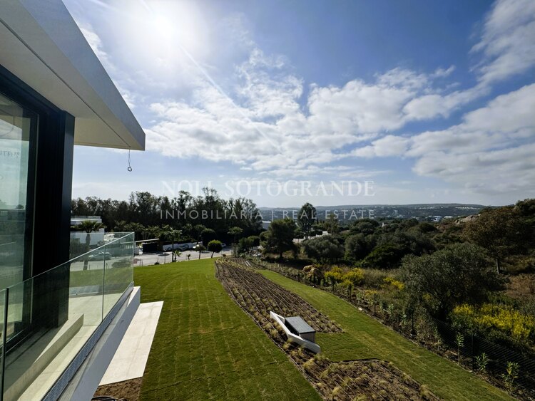 Villa de nueva construcción con 5 dormitorios y vistas panorámicas en La Reserva, Sotogrande