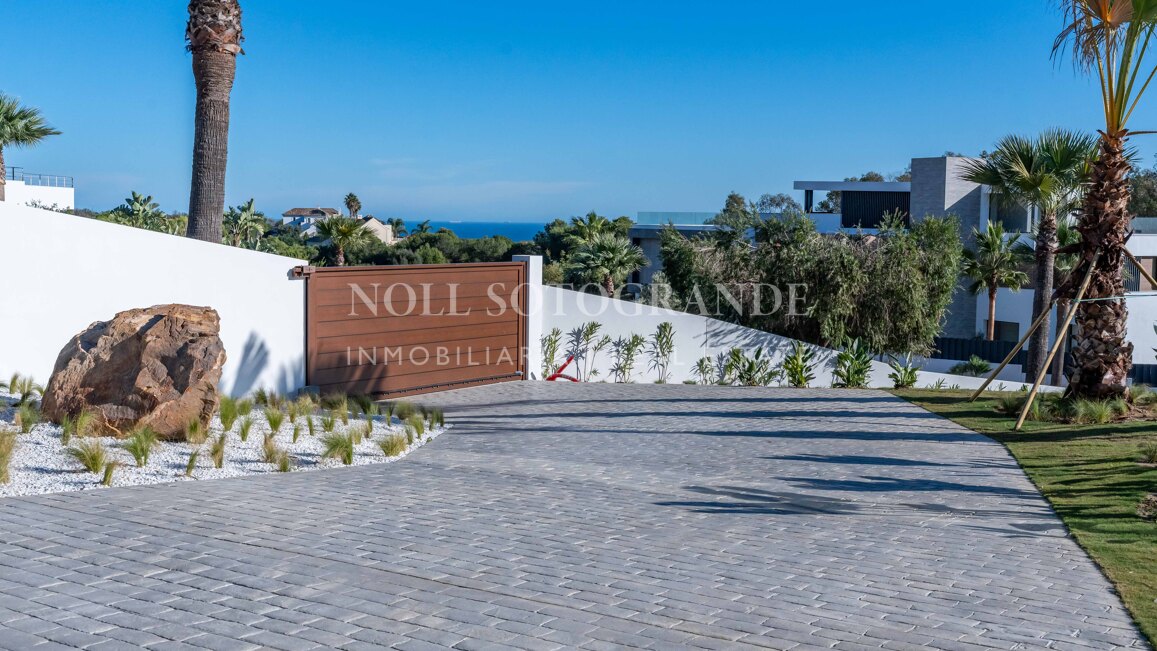 Villa de nueva construcción con 5 dormitorios y vistas panorámicas en La Reserva, Sotogrande
