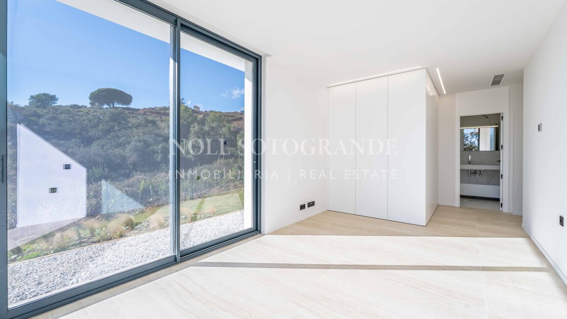 Villa de nueva construcción con 5 dormitorios y vistas panorámicas en La Reserva, Sotogrande