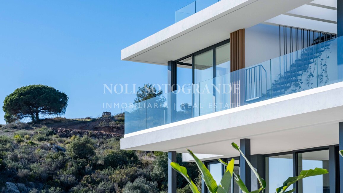 Villa de nueva construcción con 5 dormitorios y vistas panorámicas en La Reserva, Sotogrande