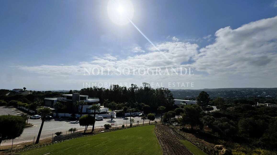 Villa de nueva construcción con 5 dormitorios y vistas panorámicas en La Reserva, Sotogrande