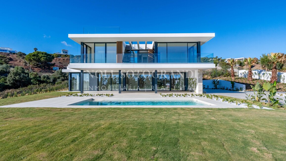 Villa de nueva construcción con 5 dormitorios y vistas panorámicas en La Reserva, Sotogrande