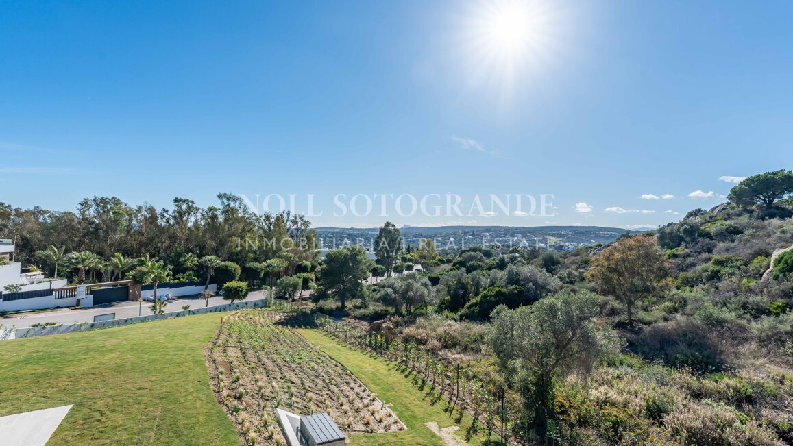 Villa de nueva construcción con 5 dormitorios y vistas panorámicas en La Reserva, Sotogrande