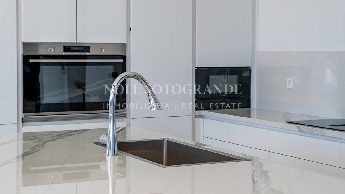 Villa de nueva construcción con 5 dormitorios y vistas panorámicas en La Reserva, Sotogrande