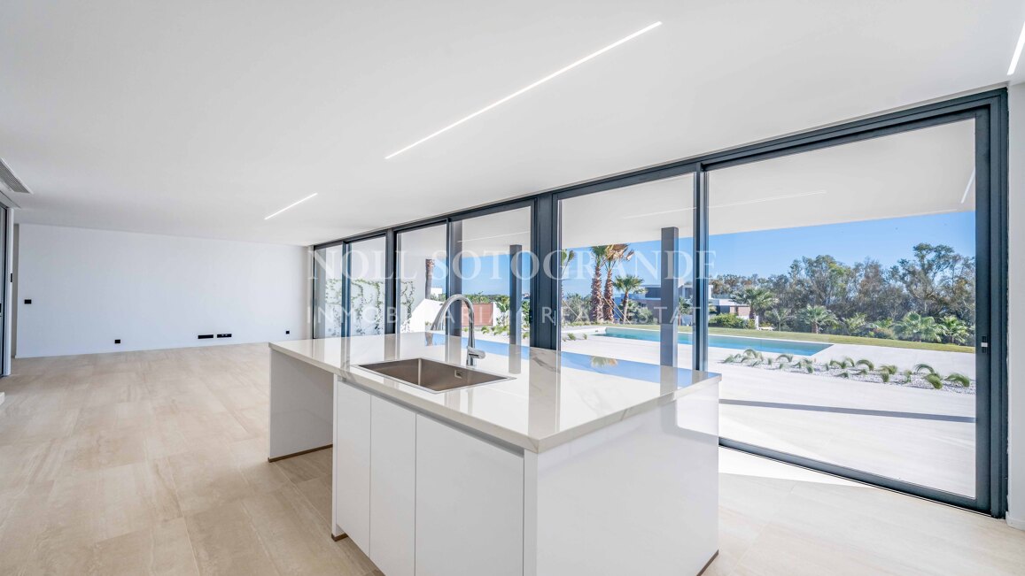 Villa de nueva construcción con 5 dormitorios y vistas panorámicas en La Reserva, Sotogrande