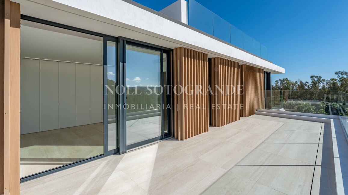 Villa de nueva construcción con 5 dormitorios y vistas panorámicas en La Reserva, Sotogrande