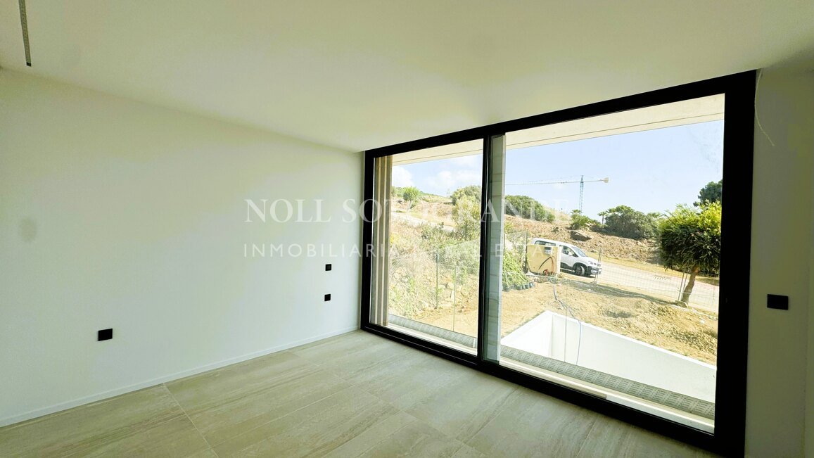 Villa de nueva construcción con 5 dormitorios y vistas panorámicas en La Reserva, Sotogrande