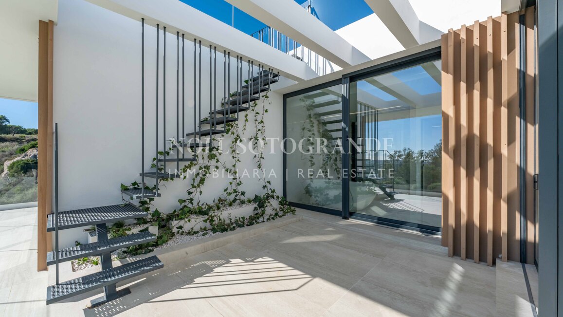 Villa de nueva construcción con 5 dormitorios y vistas panorámicas en La Reserva, Sotogrande