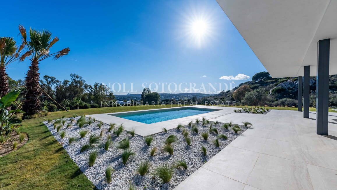 Villa de nueva construcción con 5 dormitorios y vistas panorámicas en La Reserva, Sotogrande