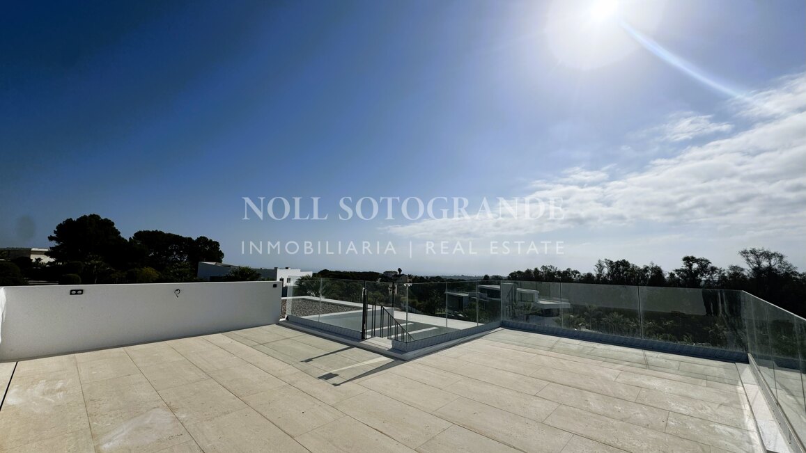 Villa de nueva construcción con 5 dormitorios y vistas panorámicas en La Reserva, Sotogrande