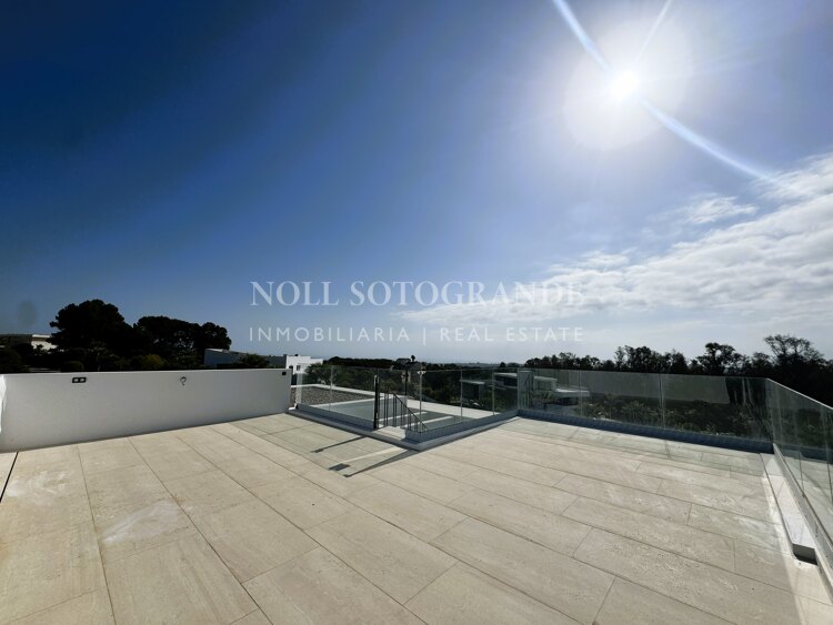 Villa de nueva construcción con 5 dormitorios y vistas panorámicas en La Reserva, Sotogrande