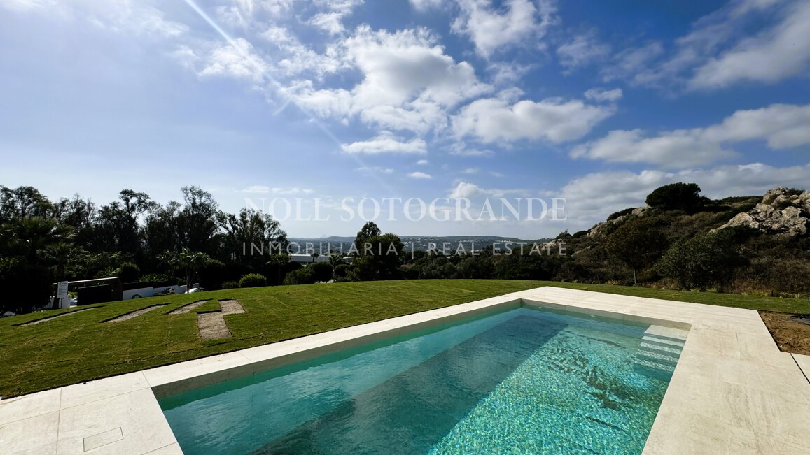 Villa de nueva construcción con 5 dormitorios y vistas panorámicas en La Reserva, Sotogrande