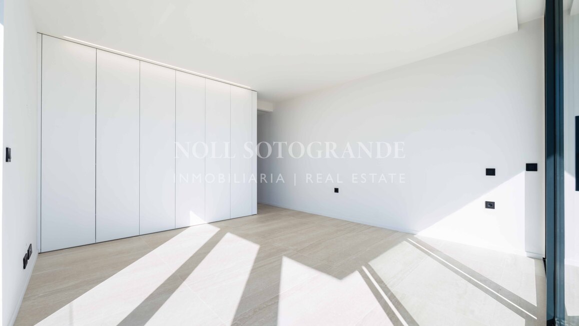 Villa de nueva construcción con 5 dormitorios y vistas panorámicas en La Reserva, Sotogrande