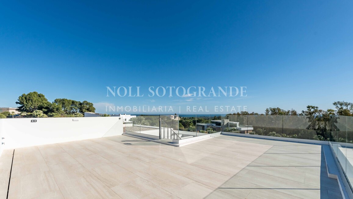 Villa de nueva construcción con 5 dormitorios y vistas panorámicas en La Reserva, Sotogrande
