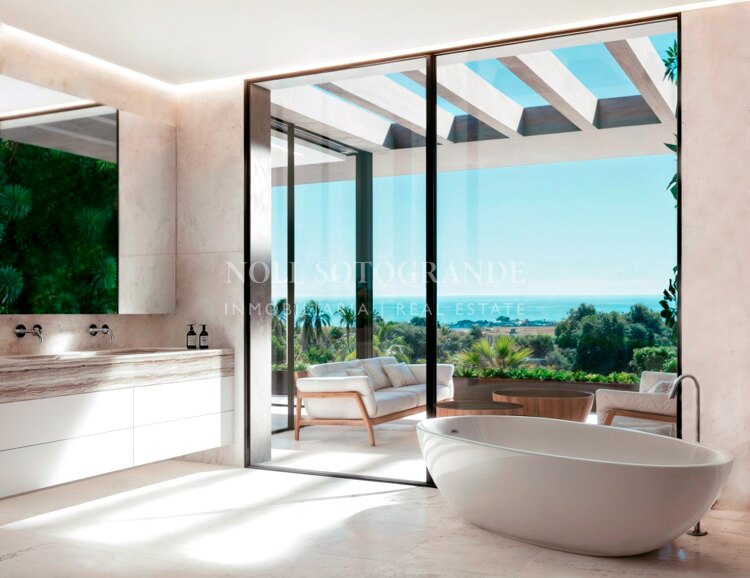 Villa de nueva construcción con 5 dormitorios y vistas panorámicas en La Reserva, Sotogrande