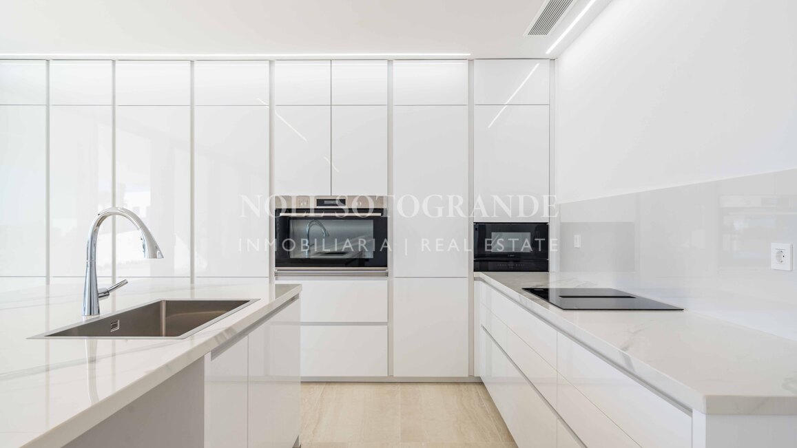 Villa de nueva construcción con 5 dormitorios y vistas panorámicas en La Reserva, Sotogrande