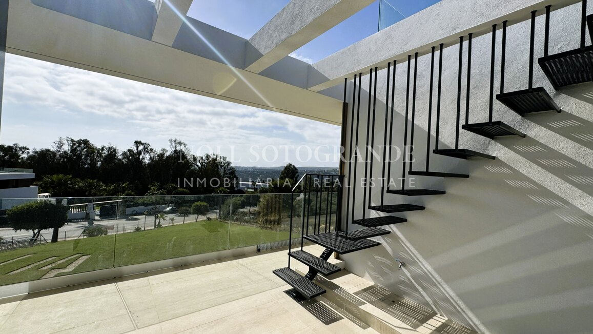 Villa de nueva construcción con 5 dormitorios y vistas panorámicas en La Reserva, Sotogrande