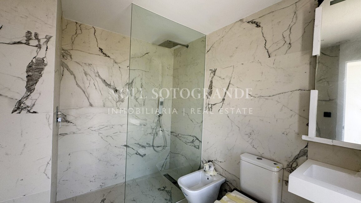 Villa de nueva construcción con 5 dormitorios y vistas panorámicas en La Reserva, Sotogrande