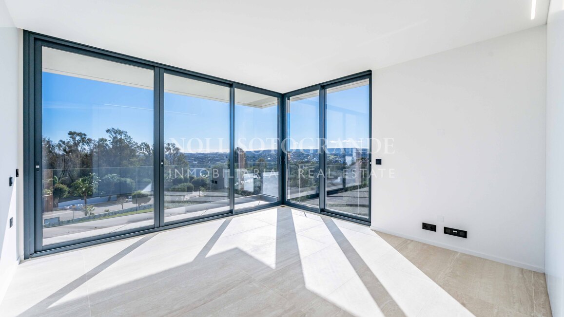 Villa de nueva construcción con 5 dormitorios y vistas panorámicas en La Reserva, Sotogrande