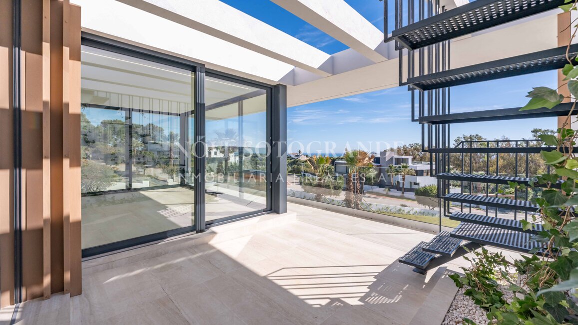 Villa de nueva construcción con 5 dormitorios y vistas panorámicas en La Reserva, Sotogrande
