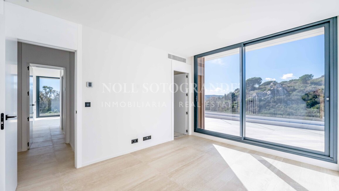 Villa de nueva construcción con 5 dormitorios y vistas panorámicas en La Reserva, Sotogrande