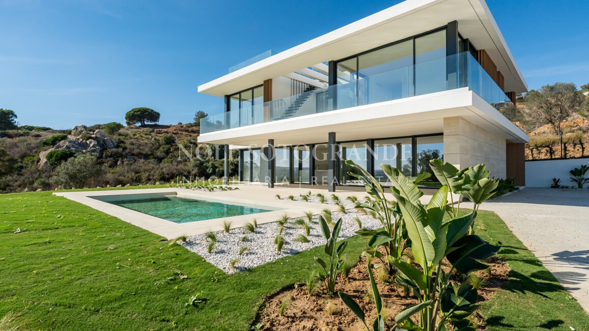 Villa de nueva construcción con 5 dormitorios y vistas panorámicas en La Reserva, Sotogrande