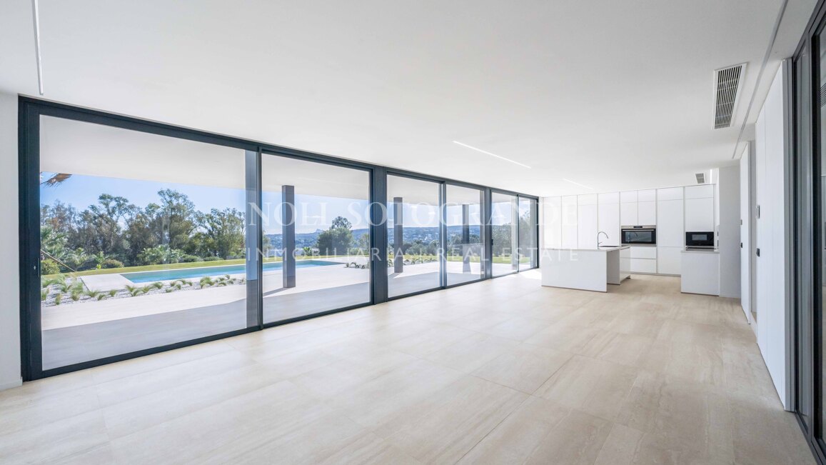 Villa de nueva construcción con 5 dormitorios y vistas panorámicas en La Reserva, Sotogrande