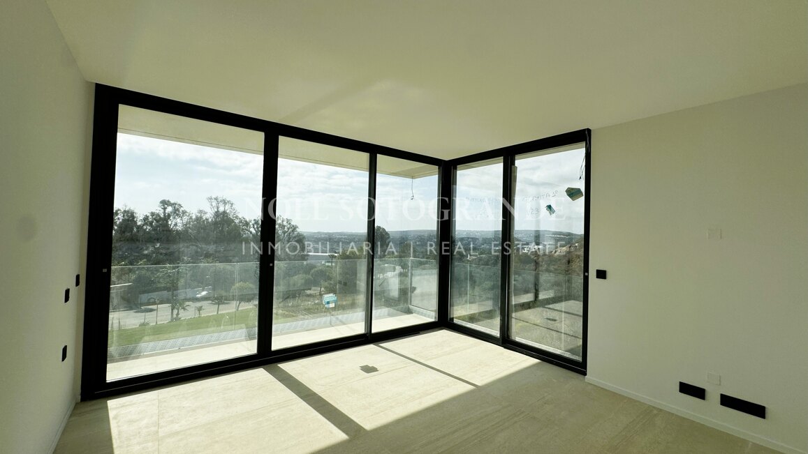 Villa de nueva construcción con 5 dormitorios y vistas panorámicas en La Reserva, Sotogrande