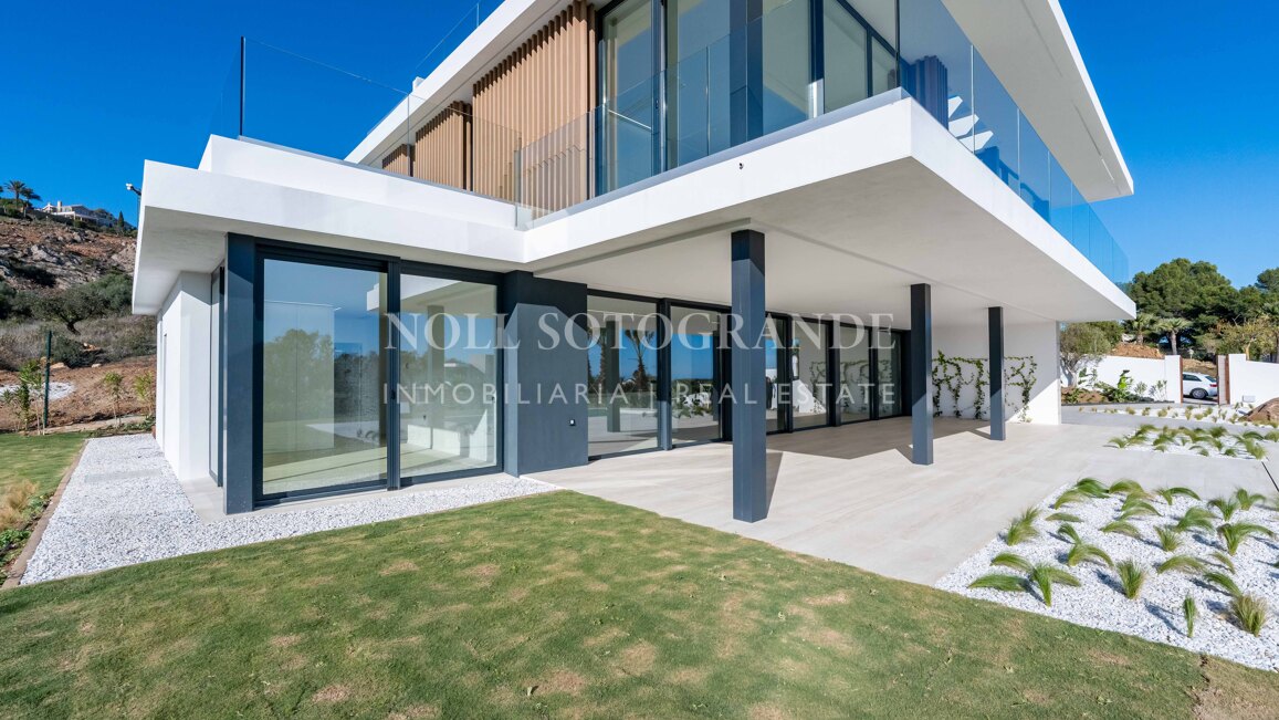 Villa de nueva construcción con 5 dormitorios y vistas panorámicas en La Reserva, Sotogrande
