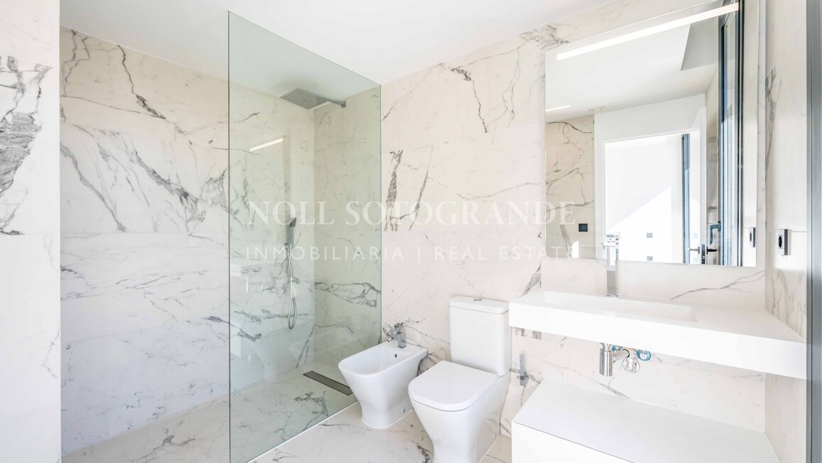 Villa de nueva construcción con 5 dormitorios y vistas panorámicas en La Reserva, Sotogrande