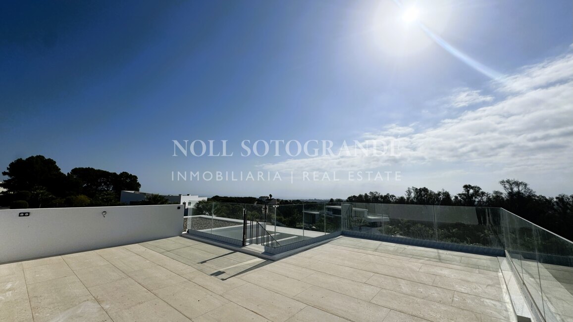 Villa de nueva construcción con 5 dormitorios y vistas panorámicas en La Reserva, Sotogrande
