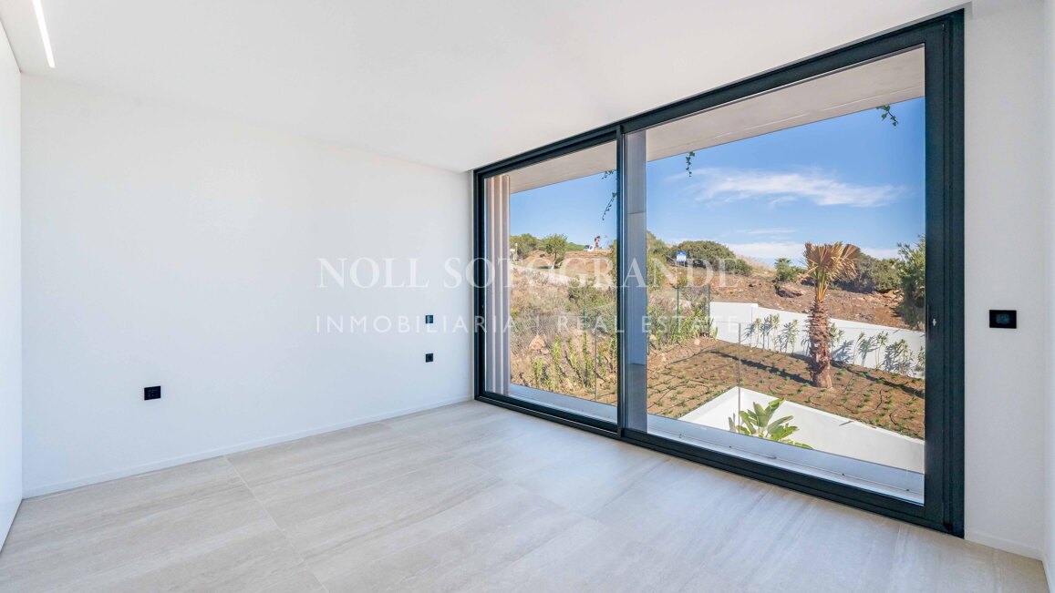 Villa de nueva construcción con 5 dormitorios y vistas panorámicas en La Reserva, Sotogrande