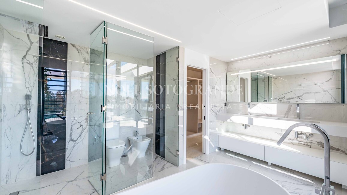 Villa de nueva construcción con 5 dormitorios y vistas panorámicas en La Reserva, Sotogrande