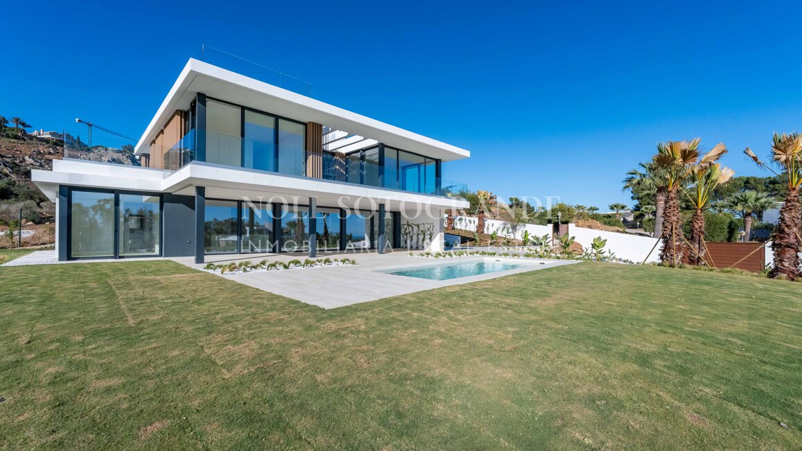 Villa de nueva construcción con 5 dormitorios y vistas panorámicas en La Reserva, Sotogrande