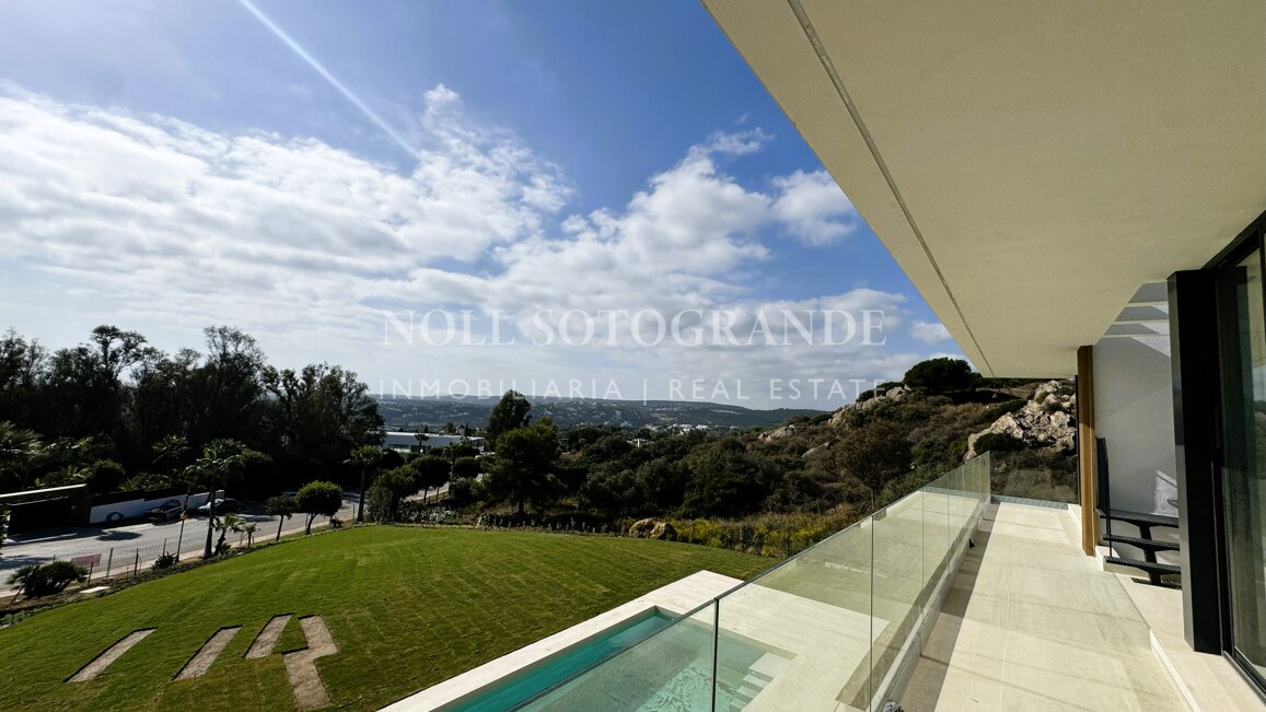 Villa de nueva construcción con 5 dormitorios y vistas panorámicas en La Reserva, Sotogrande