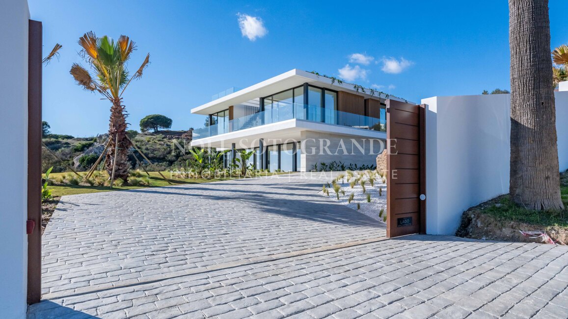 Villa de nueva construcción con 5 dormitorios y vistas panorámicas en La Reserva, Sotogrande