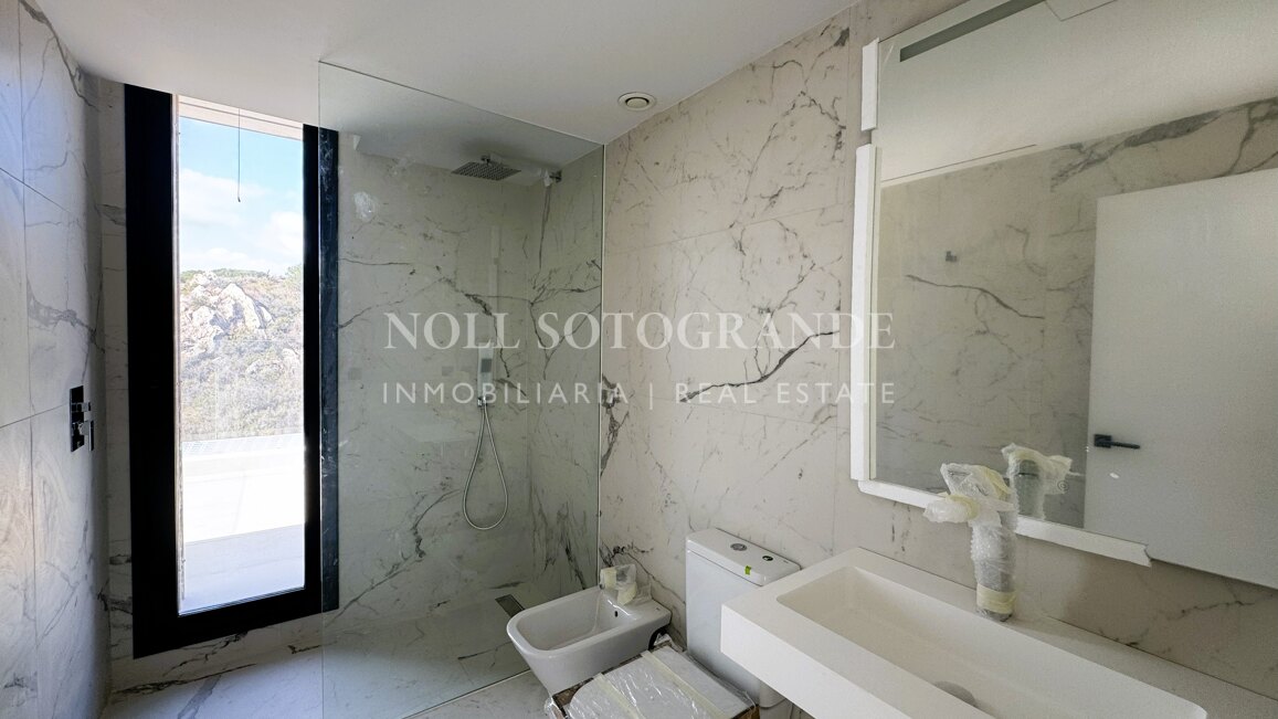 Villa de nueva construcción con 5 dormitorios y vistas panorámicas en La Reserva, Sotogrande