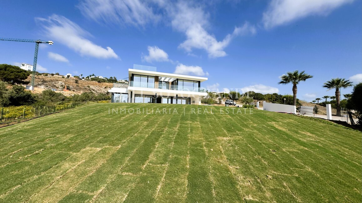 Villa de nueva construcción con 5 dormitorios y vistas panorámicas en La Reserva, Sotogrande