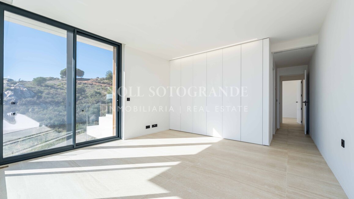 Villa de nueva construcción con 5 dormitorios y vistas panorámicas en La Reserva, Sotogrande