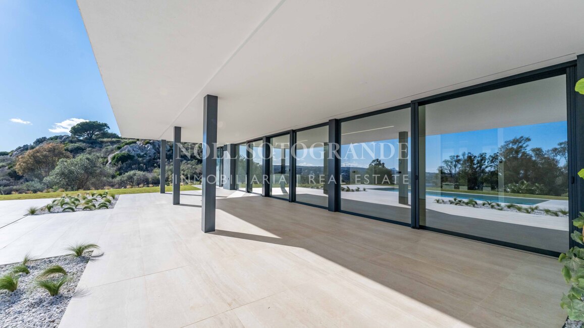 Villa de nueva construcción con 5 dormitorios y vistas panorámicas en La Reserva, Sotogrande