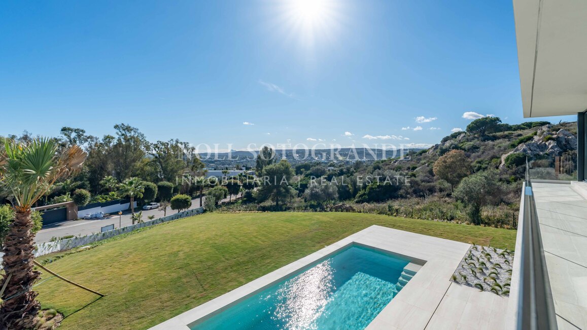 Villa de nueva construcción con 5 dormitorios y vistas panorámicas en La Reserva, Sotogrande